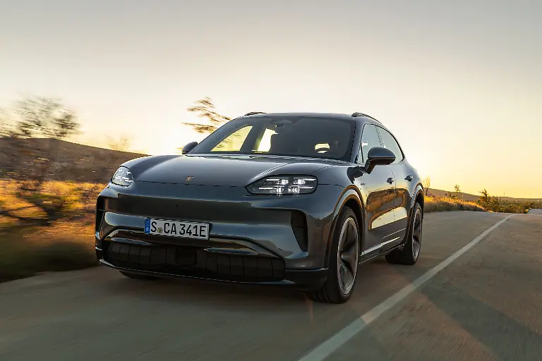 Der-Cayenne-Electric-leistet-300-kW-408-PS-was-mit-Launch-Control-kurzzeitig-auf-325-kW-442-PS-gesteigert-werden-kann