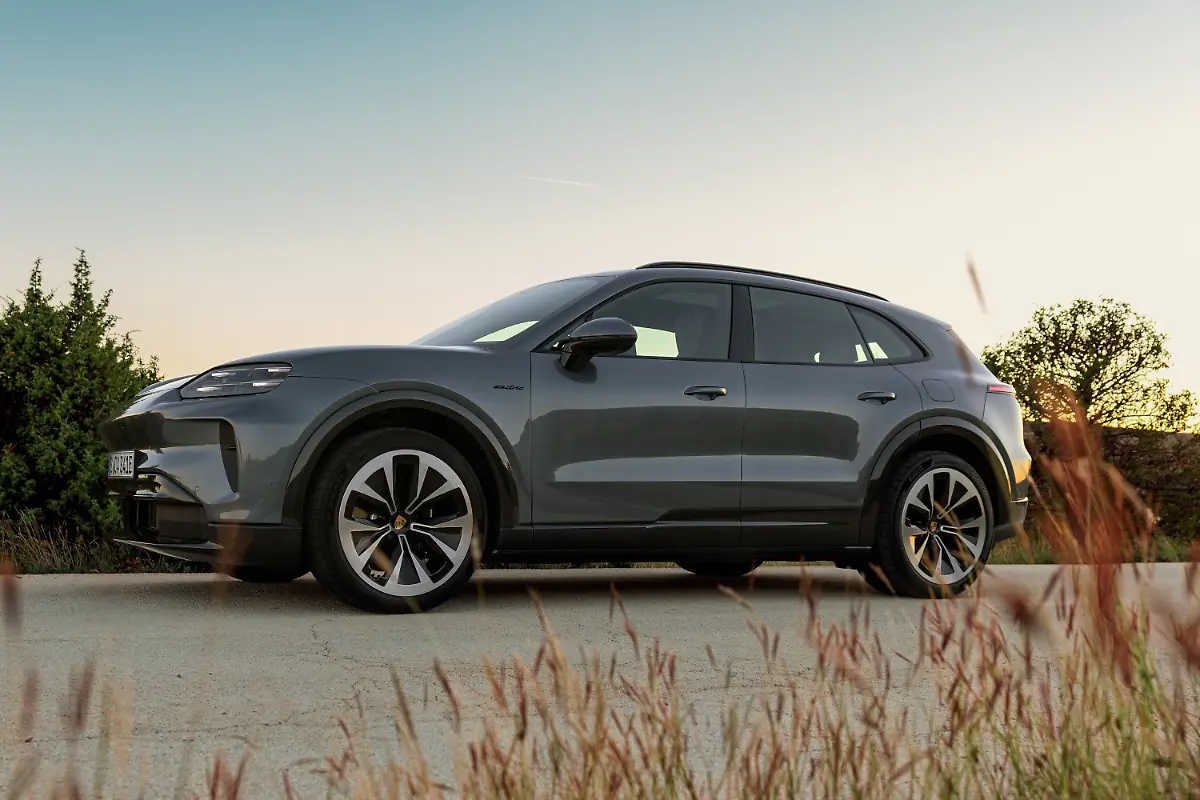 Mit-4-99-Meter-bleibt-der-neue-Cayenne-Electric-knapp-ueber-der-Fuenf-Meter-Marke