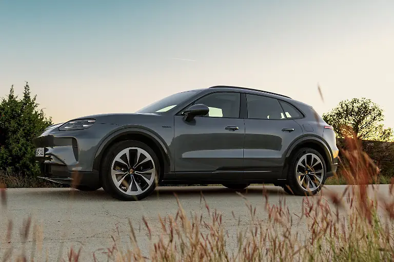 Mit-4-99-Meter-bleibt-der-neue-Cayenne-Electric-knapp-ueber-der-Fuenf-Meter-Marke