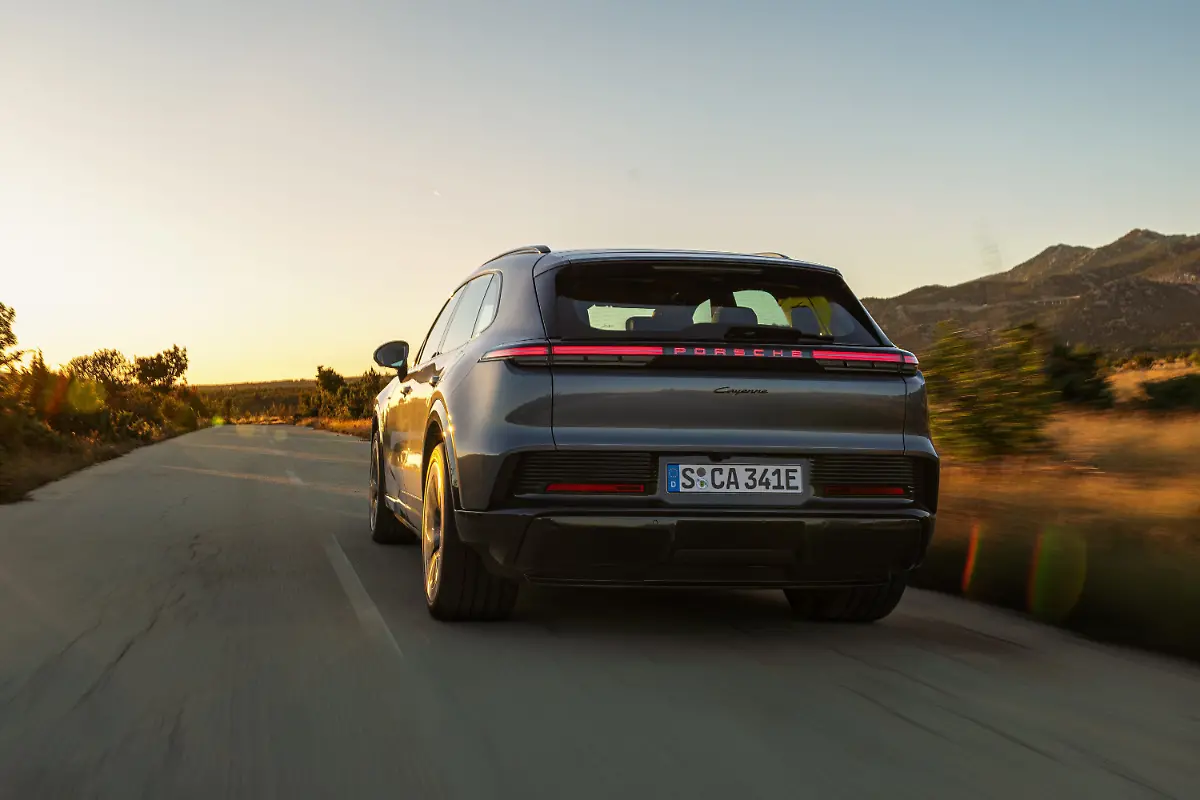 In-weniger-als-fuenf-Sekunden-schafft-der-Cayenne-Electric-den-Sprint-auf-100-km-h