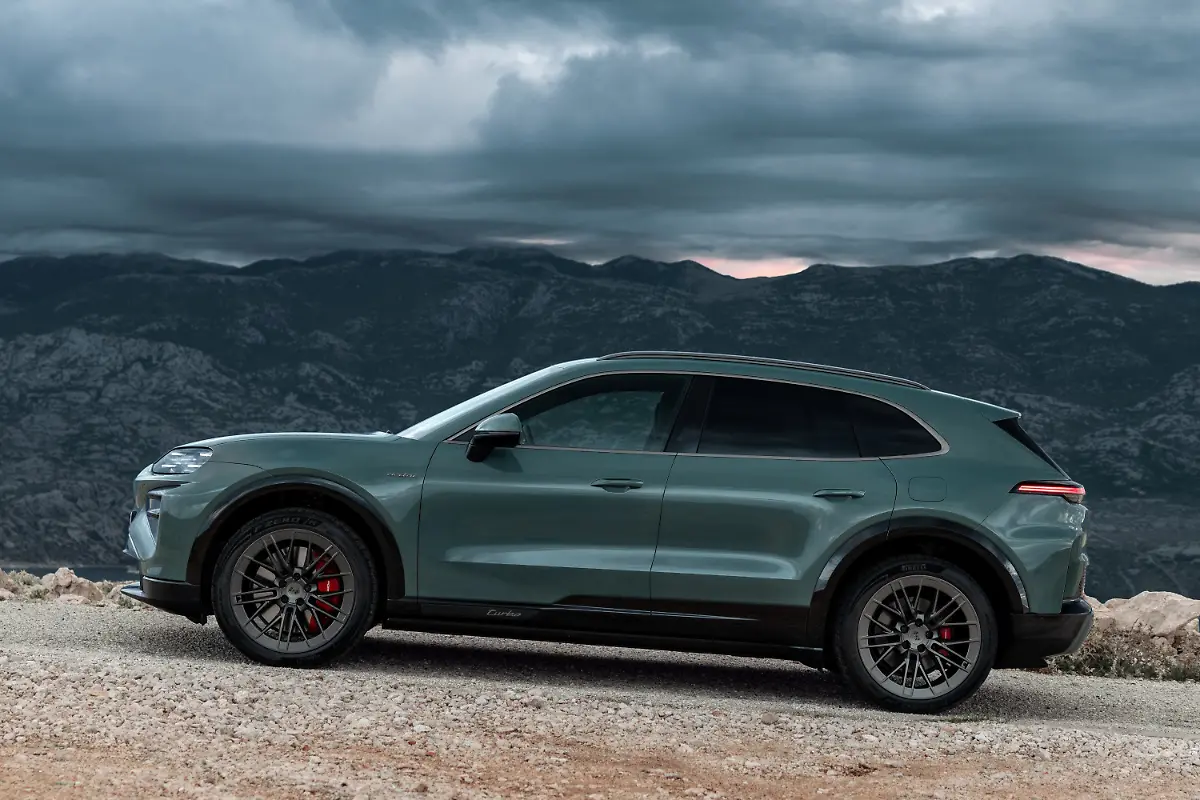 Der-neue-Electric-bietet-einen-deutlich-laengeren-Radstand-als-der-bisherige-Cayenne