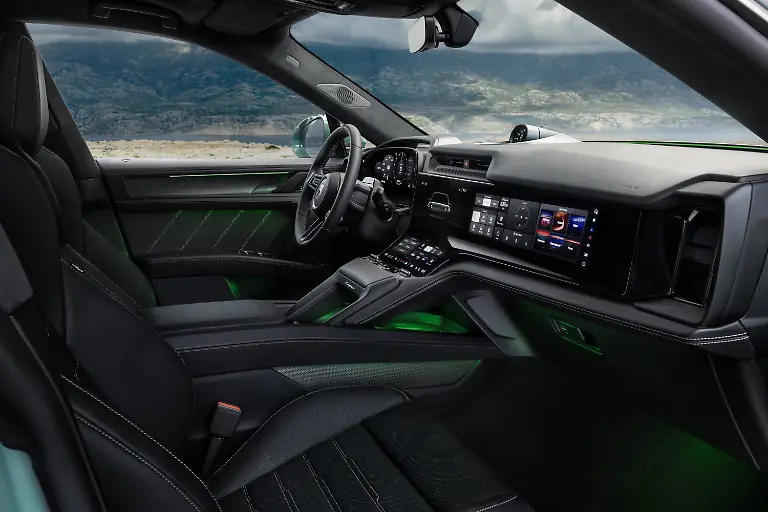 Dem-Innenraum-hat-Porsche-grosse-Aufmerksamkeit-gewidmet-und-eine-neue-Bedienphilosophie-sowie-eine-neue-Designsprache-eingefuehrt