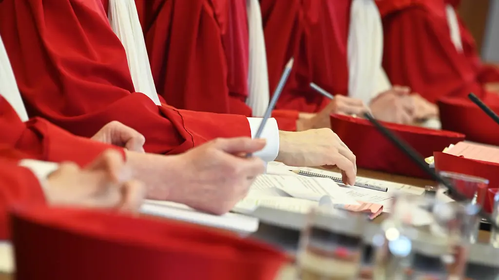 Der-Erste-Senat-beim-Bundesverfassungsgericht-eroeffnet-die-muendliche-Verhandlung-zum-Versorgungsausgleich-bei-Ehescheidungen-abgebildet-sind-die-Roben-der-Richter-Das-Gericht-prueft-dabei-ob-Frauen-bei-einer-Scheidung-in-bestimmten-Faellen-bei-der-Berechnung-ihrer-Altersversorgung-benachteiligt-werden