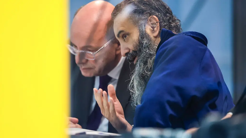 Der-Angeklagte-Taleb-al-Abdulmohsen-r-sitzt-neben-einem-Dolmetscher-in-einem-kugelsicheren-Glaskasten-zur-Prozessfortfuehrung-im-temporaeren-Gerichtsgebaeude-des-Landgerichtes-Magdeburg