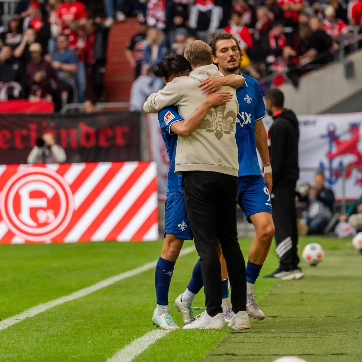Freisteller-Umarmung-v-l-Hiroki-Akiyama-SV-Darmstadt-98-16-Florian-Kohfeldt-SV-Darmstadt-98-Cheftrainer-Fraser-Hornby-SV-Darmstadt-98-09-GER-Fortuna-Duesseldorf-vs-SV-Darmstadt-98-Fussball-2-Bundesliga-6-Spieltag-Saison-2025-2026-21-09-2025-DFL-REGULATIONS-PROHIBIT-ANY-USE-OF-PHOTOGRAPHS-AS-IMAGE-SEQUENCES-AND-OR-QUASI-VIDEO-GER-Fortuna-Duesseldorf-vs-SV-Darmstadt-98-Fussball-2-Bundesliga-6-Spieltag-Saison-2025-2026-21-09
