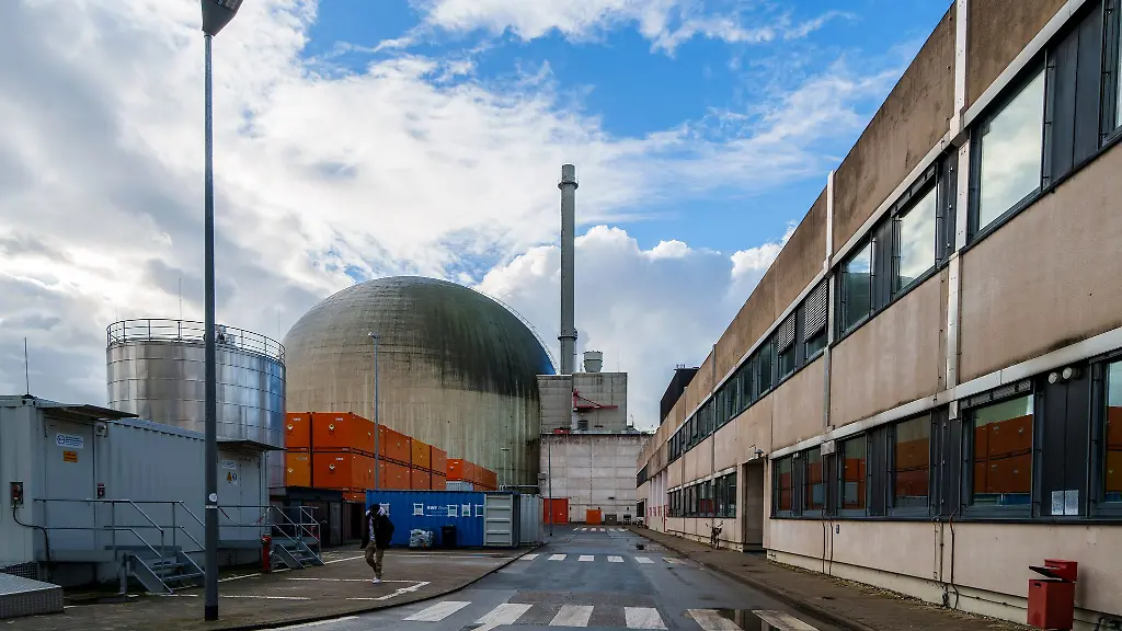 Bei-einer-Routine-Ueberpruefung-in-einem-Lager-des-Block-B-des-kernbrennstoff-freien-frueheren-Atomkraftwerks-Biblis-ist-Korosion-und-ein-Fluessigkeitsaustritt-an-einem-200-Liter-Fass-festgestellt-worden-Das-Ereignis-sei-nach-einer-internationalen-Skala-mit-der-Stufe-0-bewertet-worden-teilte-das-hessische-Umweltministerium-mit-das-heisse-es-habe-keine-oder-sehr-geringe-sicherheitstechnische-Bedeutung