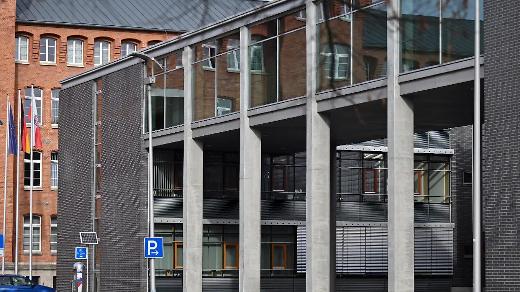 Das-Justizzentrum-Meiningen-In-dem-Gebaeude-befinden-sich-das-Amtsgericht-das-Landgericht-das-Sozialgericht-die-Staatsanwaltschaft-das-Verwaltungsgericht-und-eine-Bibliothek