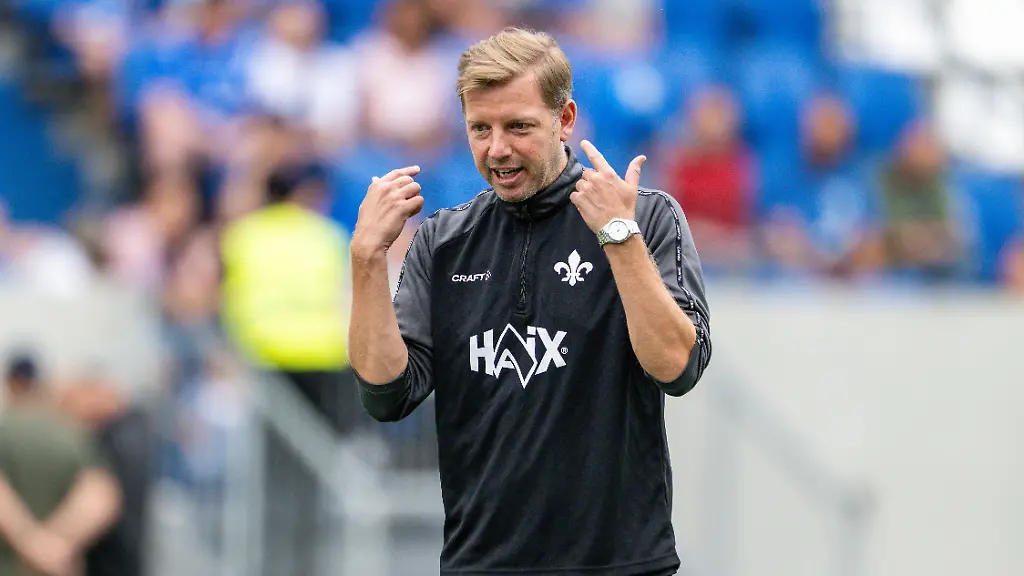 Florian-Kohfeldt-SV-Darmstadt-98-Trainer-gestikuliert-SV-Darmstadt-98-Fussball-Saisoneroeffnung-mit-Oeffentlichen-Training-23-07-2025-SV-Darmstadt-98-Fussball-Saisoneroeffnung-mit-Oeffentlichen-Training-23-07