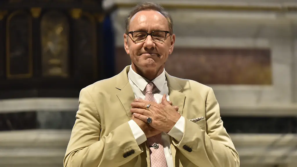 Lucca-Italy-Italy-Lucca-September-21-2025-Kevin-Spacey-s-Masterclass-continues-in-the-Church-of-San-Francesco-with-a-complete-change-of-suit-and-tie-Pictured-Kevin-Spacey-addressing-the-audience