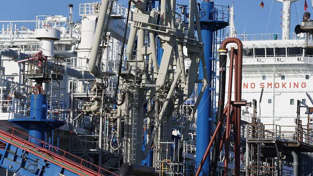 Das-schwimmende-LNG-Terminal-kehrt-nach-Brunsbuettel-zurueck