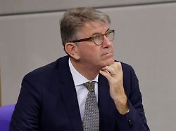 Kulturstaatminister Wolfram Weimer se je zaradi kritik ločil od svojih deležev v založbi