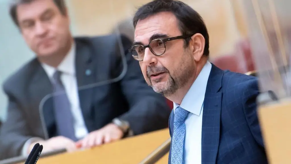 Klaus-Holetschek-r-CSU-Gesundheitsminister-von-Bayern