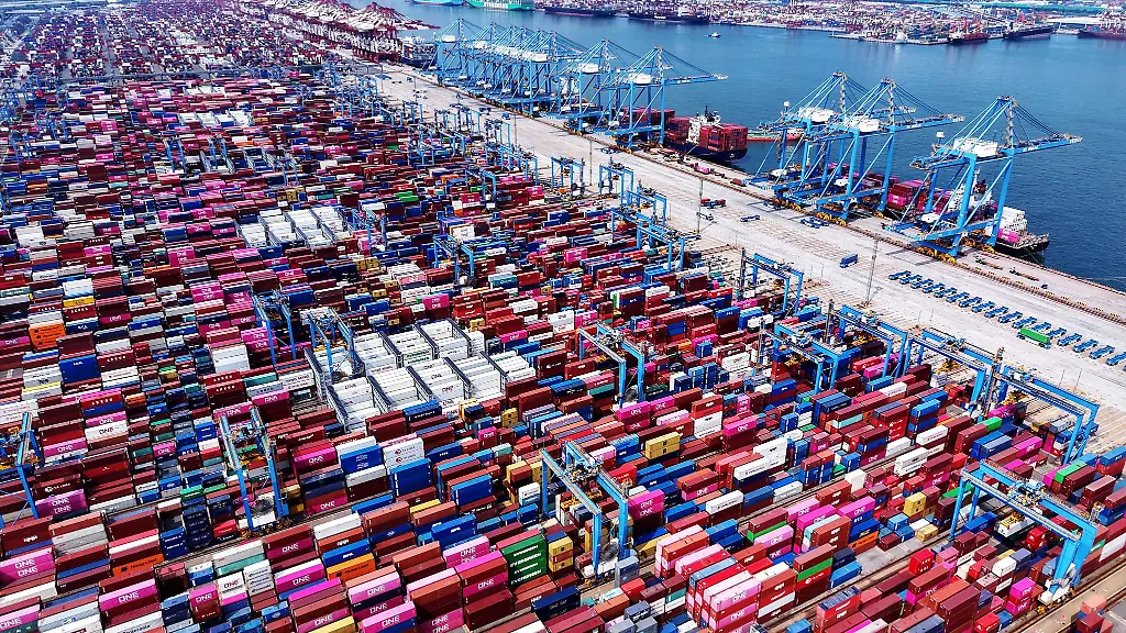 Ein-Containerterminal-in-der-ostchinesischen-Hafenstadt-Qingdao-Wegen-des-Handelskonflikts-mit-den-USA-draengt-Chinas-Industrie-verstaerkt-nach-Europa-Das-macht-sich-auch-in-der-bayerischen-Handelsbilanz-bemerkbar