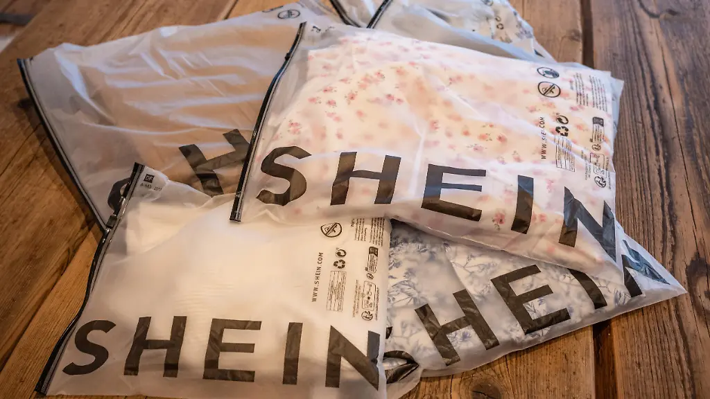 27-02-24-Limburg-Symbolfoto-Illustrationsbild-Symbolbild-Illustrationsfoto-Modepakete-von-SHEIN-Stapel-von-Versandpaketen-mit-Kleidungsstuecken-deutlich-gekennzeichnet-mit-dem-SHEIN-Logo-einem-chinesischen-Online-Haendler-fuer-Mode-und-Sportartikel-der-unter-anderem-wegen-Arbeitsbedingungen-Nachhaltigkeit-und-Plagiatsvorwuerfen-aktuell-in-der-Kritik-steht