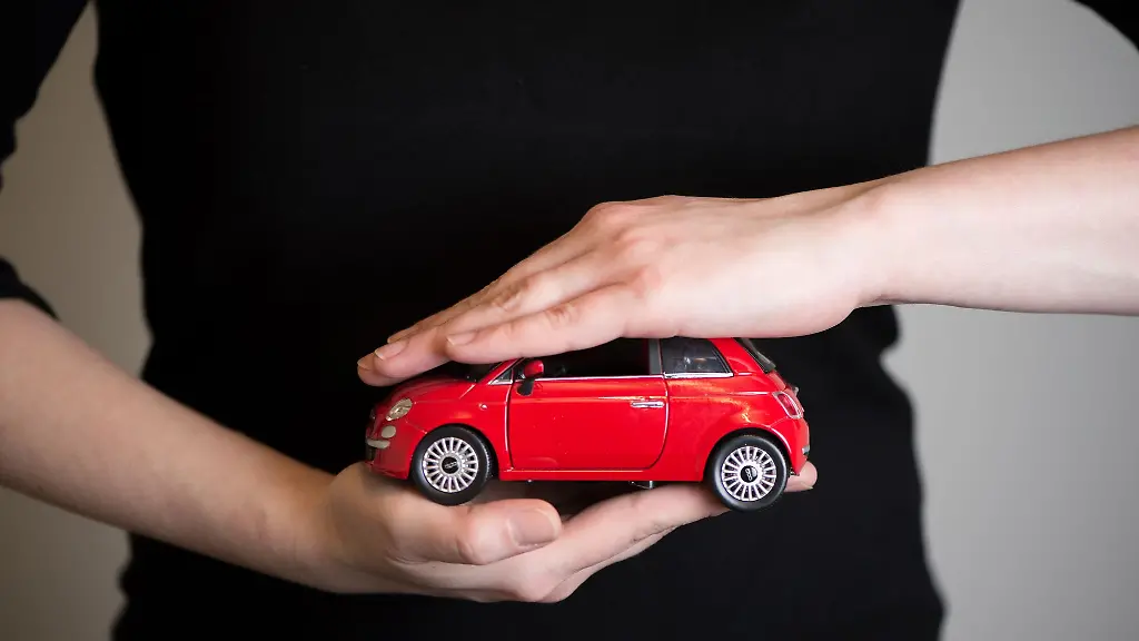 Wechselzeit-bei-Kfz-Versicherungen-Wer-sorgfaeltig-vergleicht-kann-Geld-sparen