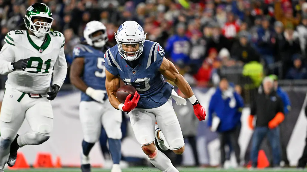 NFL-American-Football-Herren-USA-New-York-Jets-at-New-England-Patriots-Nov-13-2025-Foxborough-Massachusetts-USA-New-England-Patriots-quarterback-Drake-Maye-10-runs-the-ball-during-the-first-half-against-the-New-York-Jets-at-Gillette-Stadium