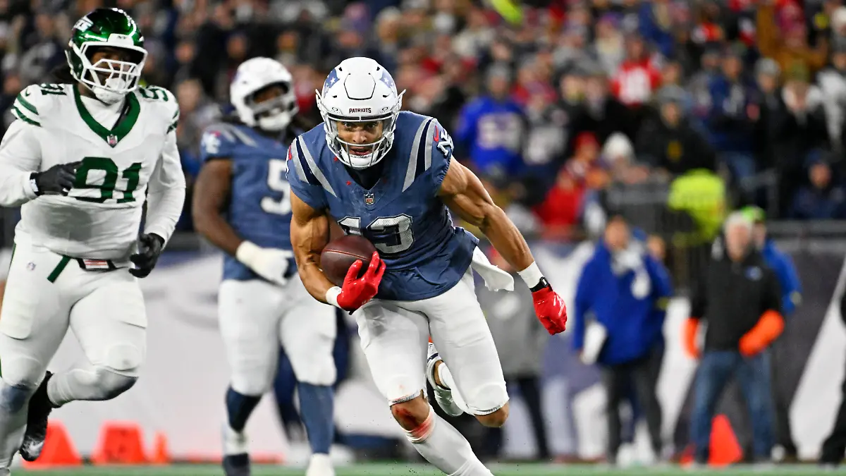 NFL-American-Football-Herren-USA-New-York-Jets-at-New-England-Patriots-Nov-13-2025-Foxborough-Massachusetts-USA-New-England-Patriots-quarterback-Drake-Maye-10-runs-the-ball-during-the-first-half-against-the-New-York-Jets-at-Gillette-Stadium