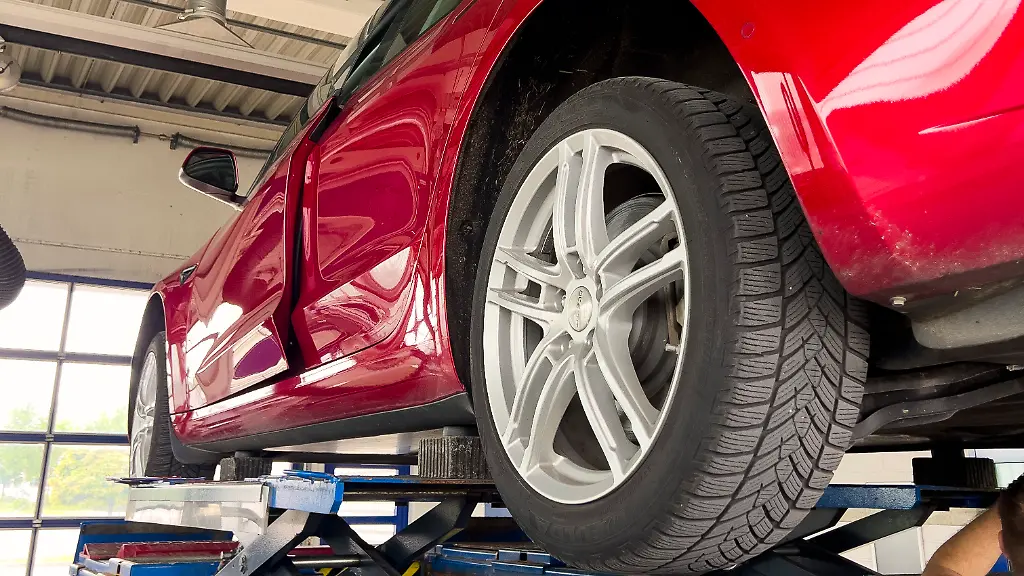 03-04-2024-Ein-Tesla-Model-3-in-Farbe-Rot-in-der-Werkstatt-Amtliche-Fahrzeuguntersuchung