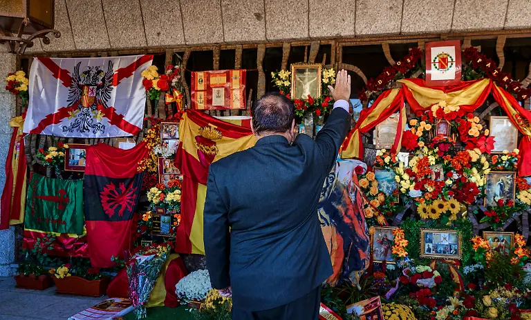 Ein-Anhaenger-des-ehemaligen-spanischen-Diktators-Francisco-Franco-haelt-an-seinem-Todestag-den-roemischen-Gruss-vor-Francos-Grab-ab-zu-dpa-50