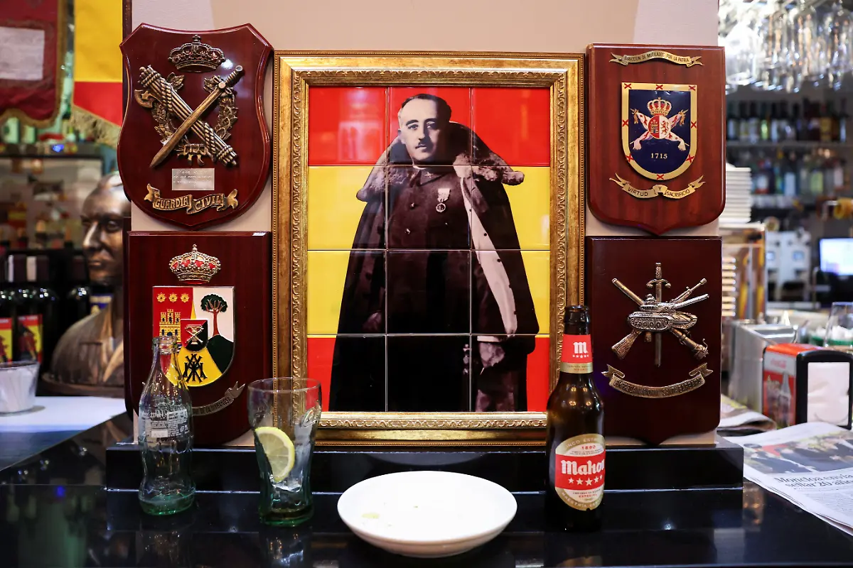 An-image-of-late-Spanish-dictator-Francisco-Franco-decorates-the-wall-of-the-tapas-restaurant-Una-Grande-Libre-in-Madrid-Spain-November-10-2025-November-20-2025-marks-the-50th-anniversary-of-Francisco-Franco-s-death-In-Spain-the-public-display-distribution-or-use-of-dictator-Franco-symbols-and-propaganda-is-not-punishable-by-law-unless-it-humiliates-the-victims-or-there-s-a-glorification-of-the-dictatorship