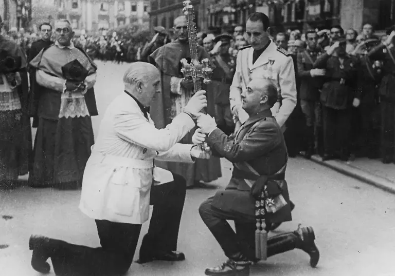 Der-spanische-Staatschef-Francisco-Franco-re-nimmt-teil-an-der-Prozession-des-Siegeskreuzes