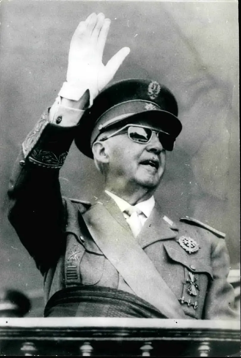 1972-Francisco-Franco-salutiert