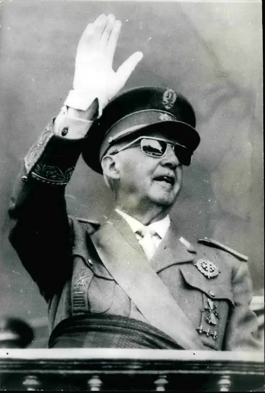 1972-Francisco-Franco-salutiert