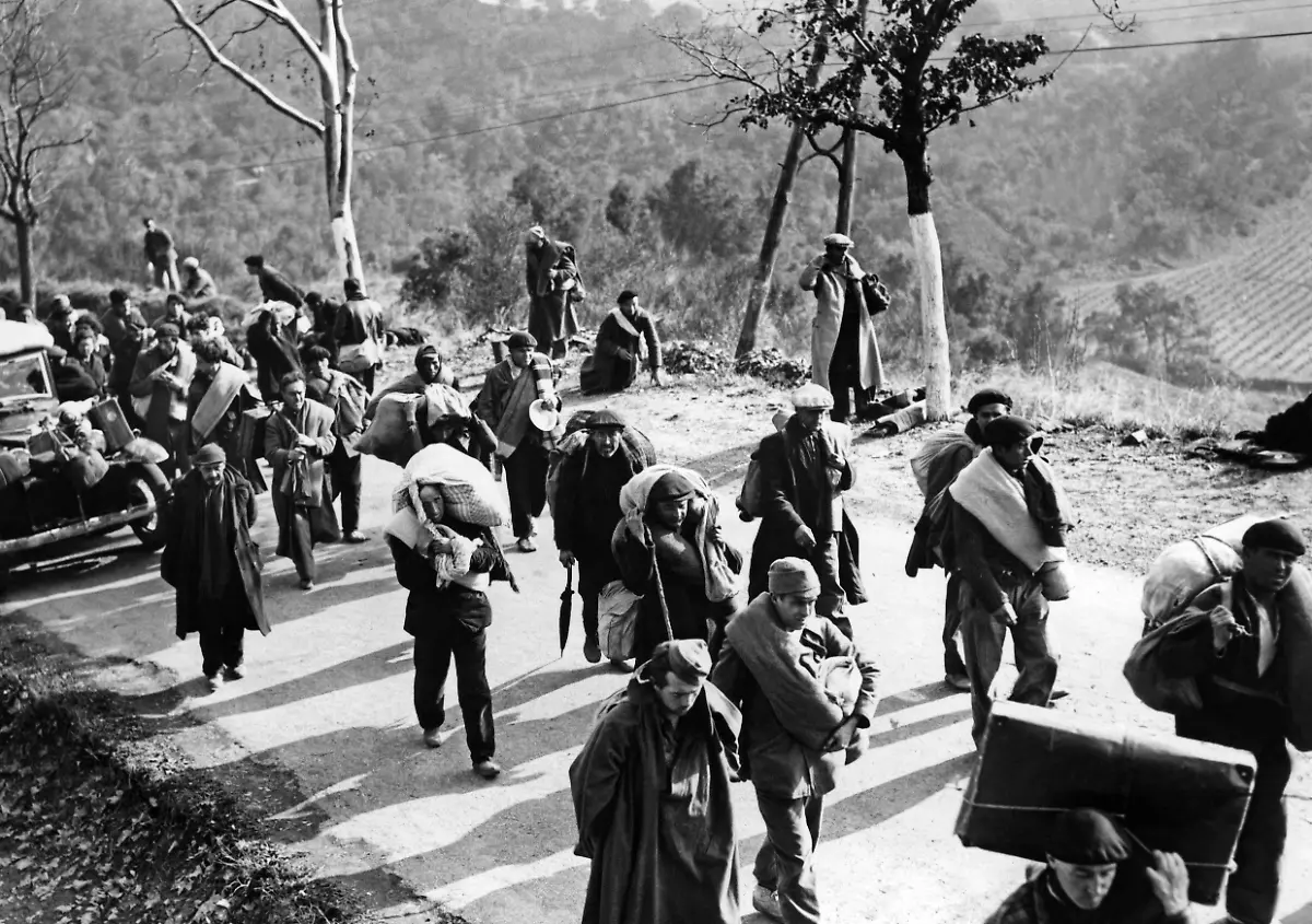 Aufnahme-republikanischer-Kaempfer-teilweise-in-Uniform-die-im-Baskenland-zu-Fuss-oder-mit-dem-Auto-Richtung-Frankreich-fliehen-Aufnahmedatum-01-01-1939-31-12