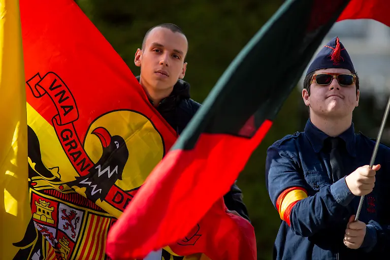 November-24-2024-Madrid-Spain-Supporters-hold-Francoist-flags-during-a-rally-commemorating-the-anniversary-of-the-death-of-dictator-Francisco-Franco-on-November-20-1975-and-of-JosA-Antonio-Primo-de-Rivera-on-November-20-1936-founder-of-the-right-wing-group-Falange-EspaA-ola-in-the-Plaza-de-Oriente-in-Madrid
