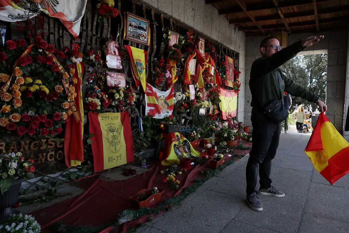 A-visitor-performs-a-fascist-salute-in-front-of-an-informal-shrine-to-late-Spanish-dictator-Francisco-Franco-at-Mingorrubio-El-Pardo-cemetery-in-Madrid-where-his-body-was-reburied-after-being-exhumed-from-the-Valley-of-the-Fallen-now-called-the-Valley-of-Cuelgamuros-which-holds-the-remains-of-more-than-30-000-people-from-both-sides-of-the-Spanish-Civil-War-in-Madrid-Spain-November-2-2025-In-Spain-the-public-display-distribution-or-use-of-dictator-Franco-symbols-and-propaganda-is-not-a-crime-unless-it-humiliates-the-victims-or-there-s-a-glorification-of-the-dictatorship