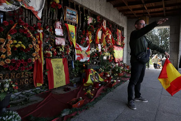 A-visitor-performs-a-fascist-salute-in-front-of-an-informal-shrine-to-late-Spanish-dictator-Francisco-Franco-at-Mingorrubio-El-Pardo-cemetery-in-Madrid-where-his-body-was-reburied-after-being-exhumed-from-the-Valley-of-the-Fallen-now-called-the-Valley-of-Cuelgamuros-which-holds-the-remains-of-more-than-30-000-people-from-both-sides-of-the-Spanish-Civil-War-in-Madrid-Spain-November-2-2025-In-Spain-the-public-display-distribution-or-use-of-dictator-Franco-symbols-and-propaganda-is-not-a-crime-unless-it-humiliates-the-victims-or-there-s-a-glorification-of-the-dictatorship