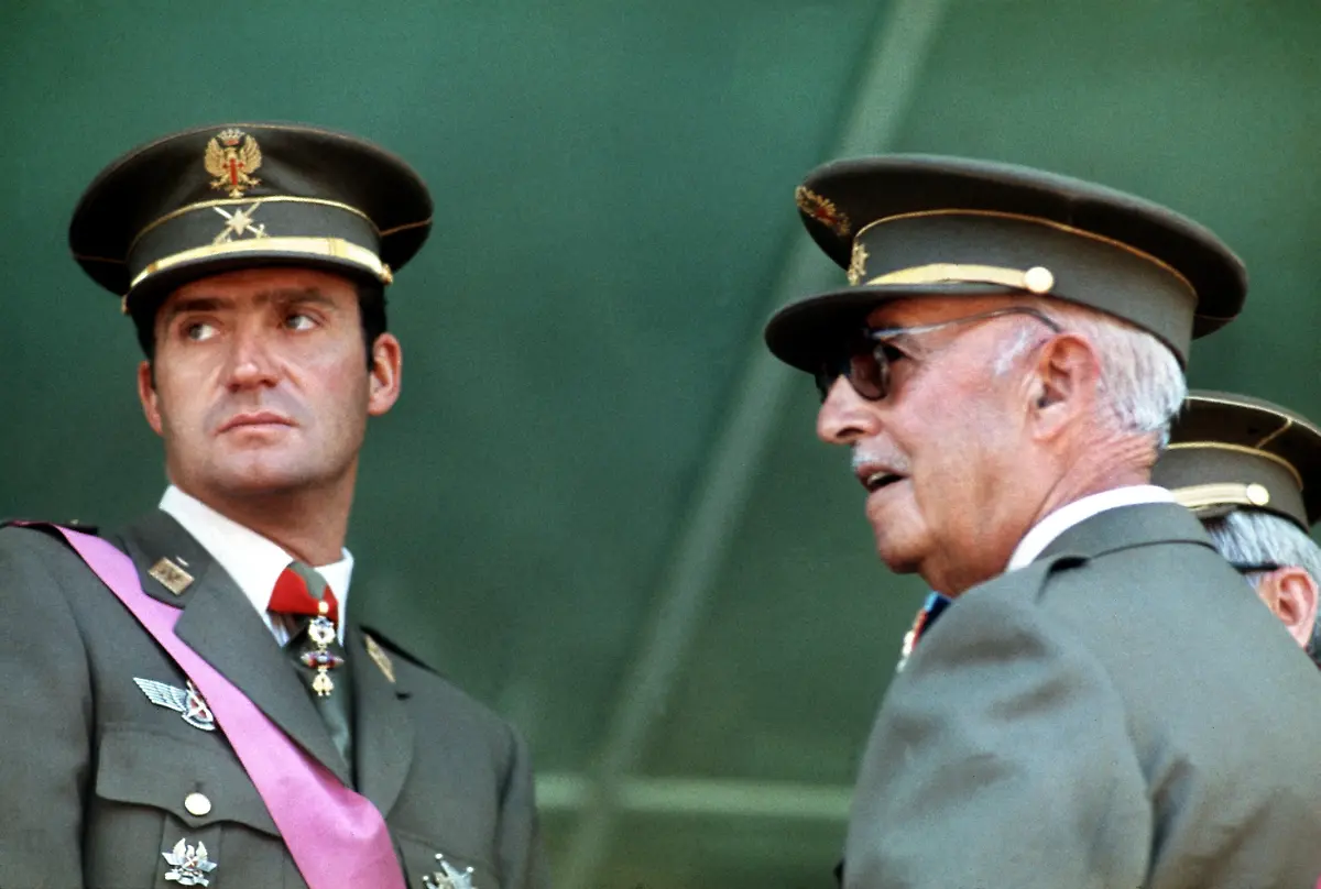 Der-spanische-Staatschef-General-Francisco-Franco-r-mit-seinem-designierten-Nachfolger-Prinz-Juan-Carlos-von-Bourbon-Parma-im-Mai-1974-anlaesslich-des-spanischen-Nationalfeiertages