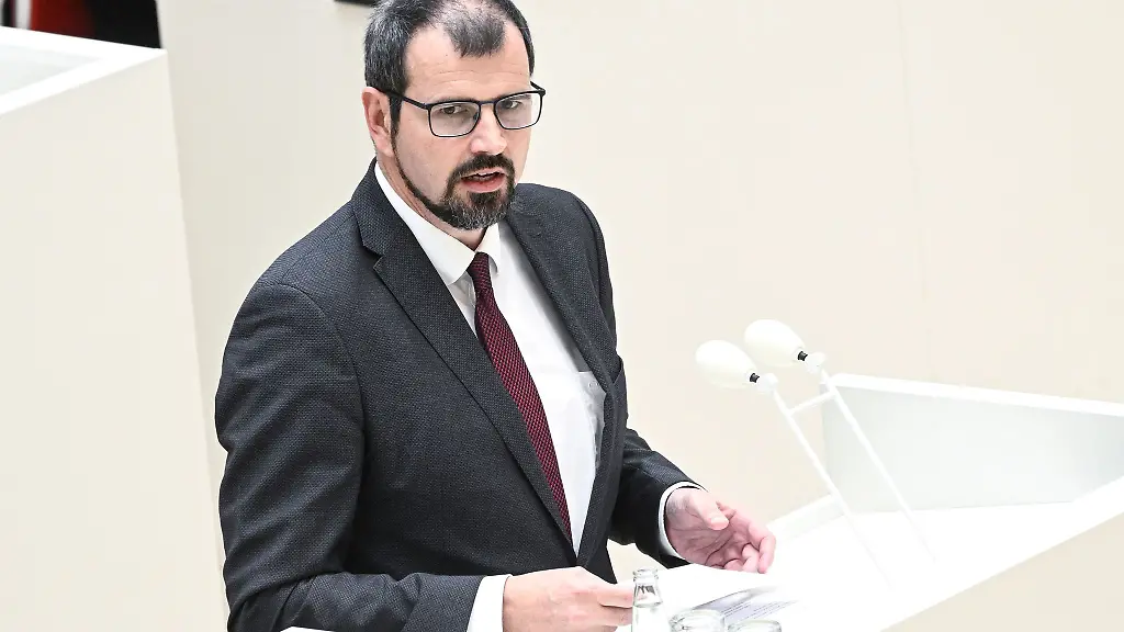 Brandenburgs-Bildungsminister-Steffen-Freiberg-SPD-geht-im-Landtag-auf-die-Sprachfoerderung-von-Kita-Kindern-ein