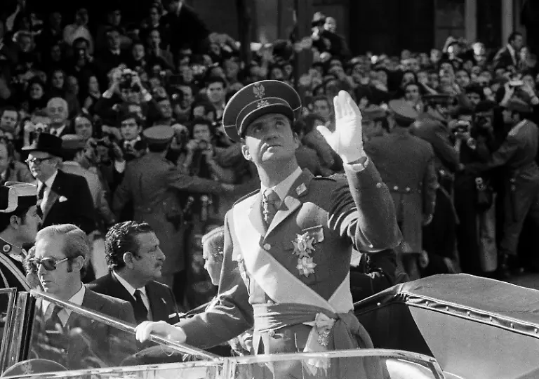 King-Juan-Carlos-I-standing-up-in-an-open-car-as-he-drives-through-Madrid-after-his-proclamation-waves-up-Nov-22-1975