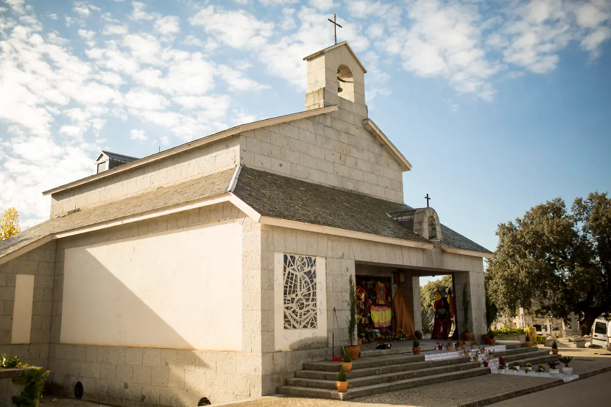 November-20-2025-Madrid-Madrid-Spain-Tomb-of-dictator-Francisco-Franco-which-remains-adorned-with-flowers-and-Francoist-flags-during-the-50th-anniversary-of-the-death-of-Spanish-dictator-Francisco-Franco-whose-remains-lie-in-the-Mingorrubio-cemetery-in-El-Pardo-Madrid-Franco-died-on-November-20-1975-at-the-age-of-82-after-ruling-Spain-for-nearly-forty-years
