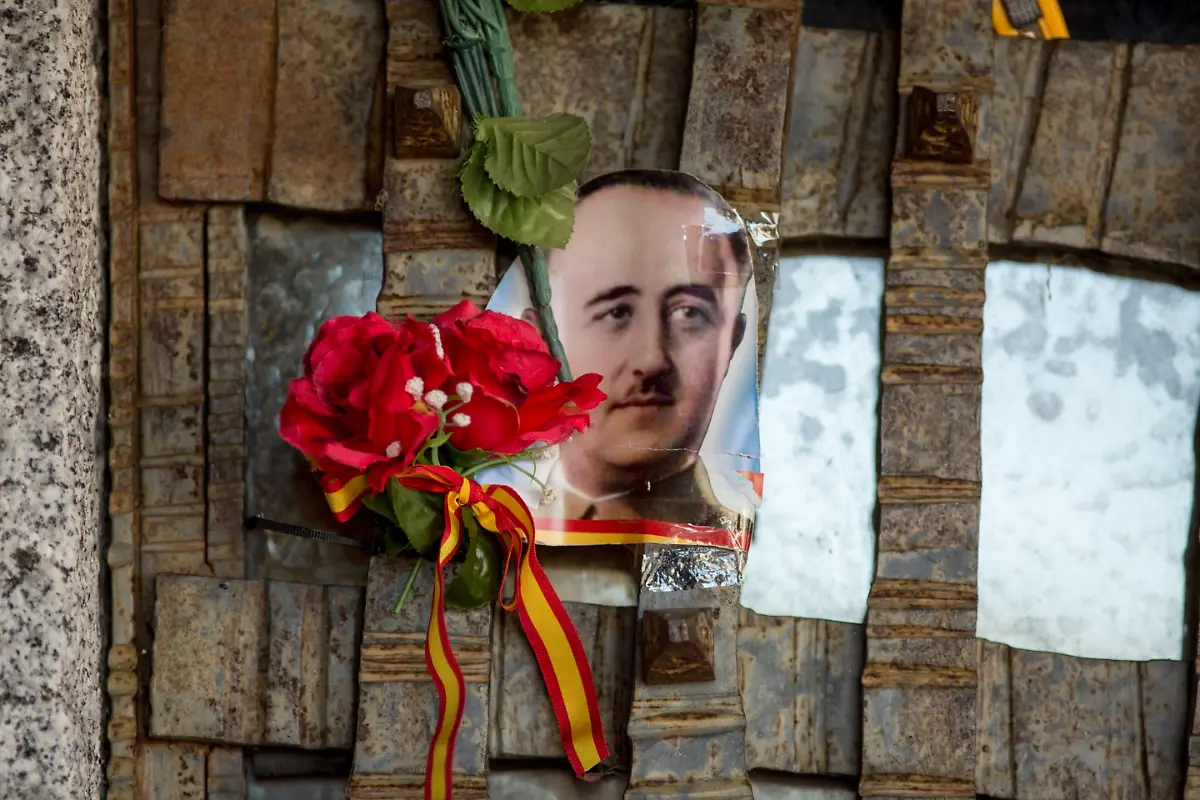 November-20-2025-Madrid-Madrid-Spain-A-photograph-of-the-dictator-Francisco-Franco-remains-adorned-with-flowers-on-the-altar-at-the-dictator-s-tomb-during-the-50th-anniversary-of-the-death-of-Spanish-dictator-Francisco-Franco-whose-remains-lie-in-the-Mingorrubio-cemetery-in-El-Pardo-Madrid-Franco-died-on-November-20-1975-at-the-age-of-82-after-ruling-Spain-for-nearly-forty-years
