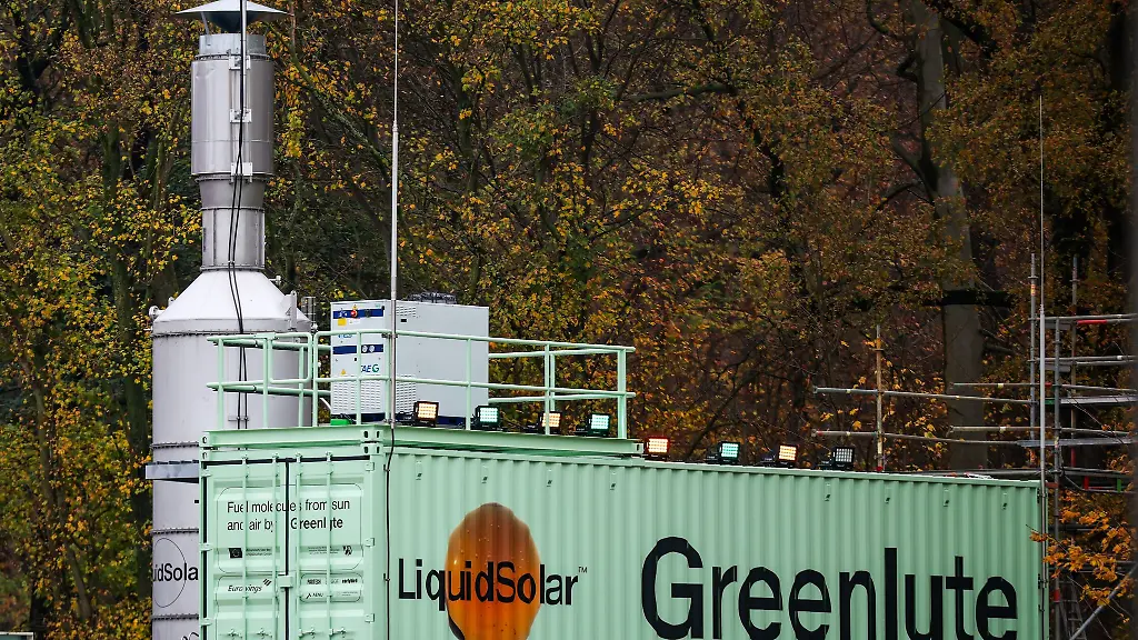 Die-Firma-Greenlyte-hat-in-Duisburg-jetzt-eine-Anlage-in-Betrieb-genommen-die-in-einem-aufwendigen-Verfahren-mit-klimaneutral-erzeugtem-Strom-aus-Luft-und-Wasser-kuenstliches-Erdgas-produziert