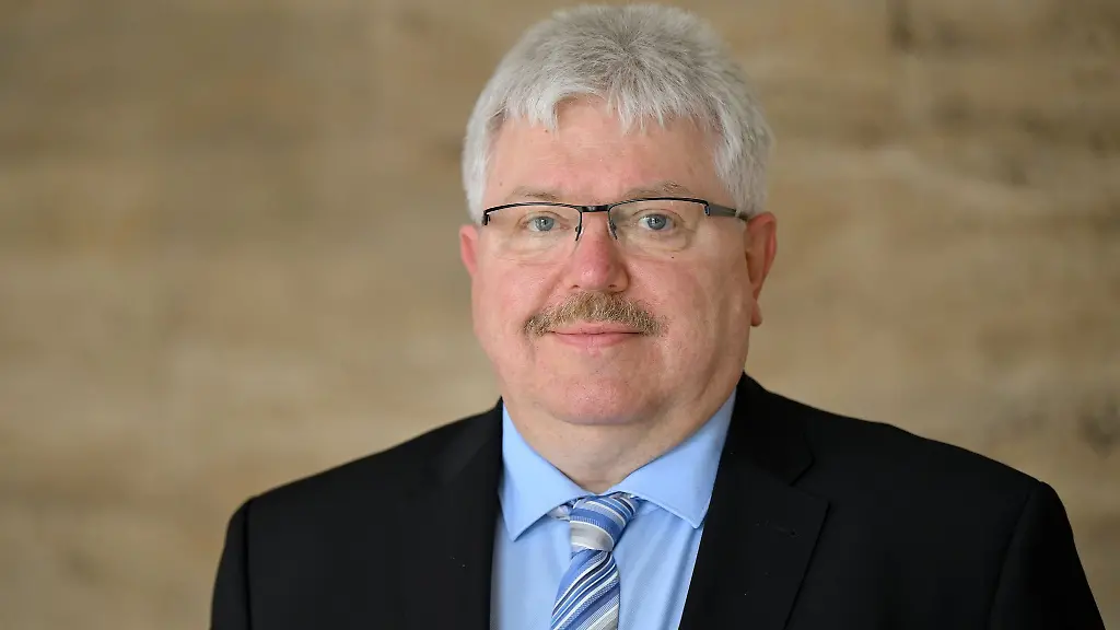 Nach-zwoelf-Jahren-im-Amt-wird-der-Buergerbeauftragte-Thueringens-Kurt-Herzberg-verabschiedet