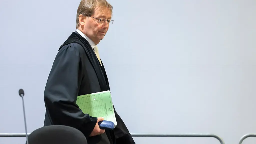 Der-Vorsitzende-Richter-Dirk-Sternberg-kommt-zur-Fortsetzung-des-Prozesses-gegen-den-Attentaeter-vom-Magdeburger-Weihnachtsmarkt