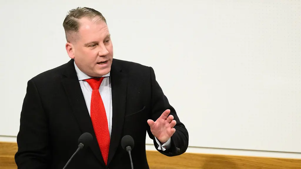 Der-AfD-Abgeordnete-Lilienthal-haelt-die-Aussagen-von-Kanzler-Merz-fuer-rassistisch