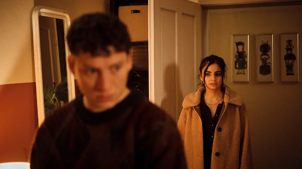 ARD-SWR-TATORT-UeBERLEBE-WENIGSTENS-BIS-MORGEN-Fernsehfilm-Deutschland-2025-am-Sonntag-23-11-25-um-20-15-Uhr-im-ERSTEN-Nur-zufaellig-kommt-Nelly-Bayan-Layla-in-die-Wohnung-als-Felix-dabei-ist-seine-Sachen-zu-packen-Dass-er-einfach-so-abhauen-wollte-setzt-ihr-zu-SWR-Benoit-Linder-honorarfrei-Verwendung-gemaess-der-AGB-im-engen-inhaltlichen-redaktionellen-Zusammenhang-mit-genannter-SWR-Sendung-und-bei-Nennung-Bild-SWR-Benoit-Linder-S2-SWR-Presse-Bildkommunikation-Baden-Baden-Tel-07221-929-22202-foto-swr