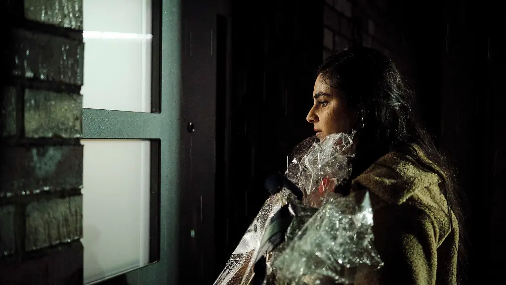 ARD-SWR-TATORT-UeBERLEBE-WENIGSTENS-BIS-MORGEN-Fernsehfilm-Deutschland-2025-am-Sonntag-23-11-25-um-20-15-Uhr-im-ERSTEN-Nelly-Bayan-Layla-sieht-und-hoert-ihre-Freunde-in-der-Wohnung-Aber-die-beiden-wollen-sie-offensichtlich-nicht-sehen-und-oeffnen-nicht-SWR-Benoit-Linder-honorarfrei-Verwendung-gemaess-der-AGB-im-engen-inhaltlichen-redaktionellen-Zusammenhang-mit-genannter-SWR-Sendung-und-bei-Nennung-Bild-SWR-Benoit-Linder-S2-SWR-Presse-Bildkommunikation-Baden-Baden-Tel-07221-929-22202-foto-swr