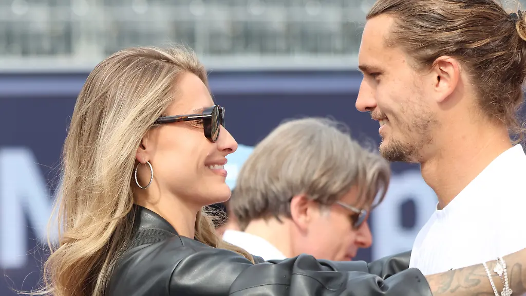 Sophia-Thomalla-gratuliert-ihrem-Freund-Alexander-Zverev-GER-zum-Sieg-Portrait-Siegerehrung-Ehrung-Tennis-BMW-Open-by-Bitpanda-ATP-500-Finale-Einzeln-Muenchen-20-04