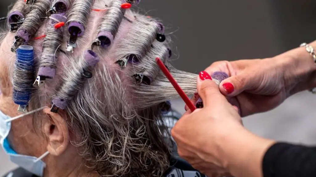 Einer-Kundin-werden-im-Friseursalon-die-Haare-frisiert
