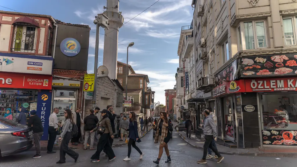 Menschen-gehen-im-Stadtteil-Fatih-die-Strasse-entlang