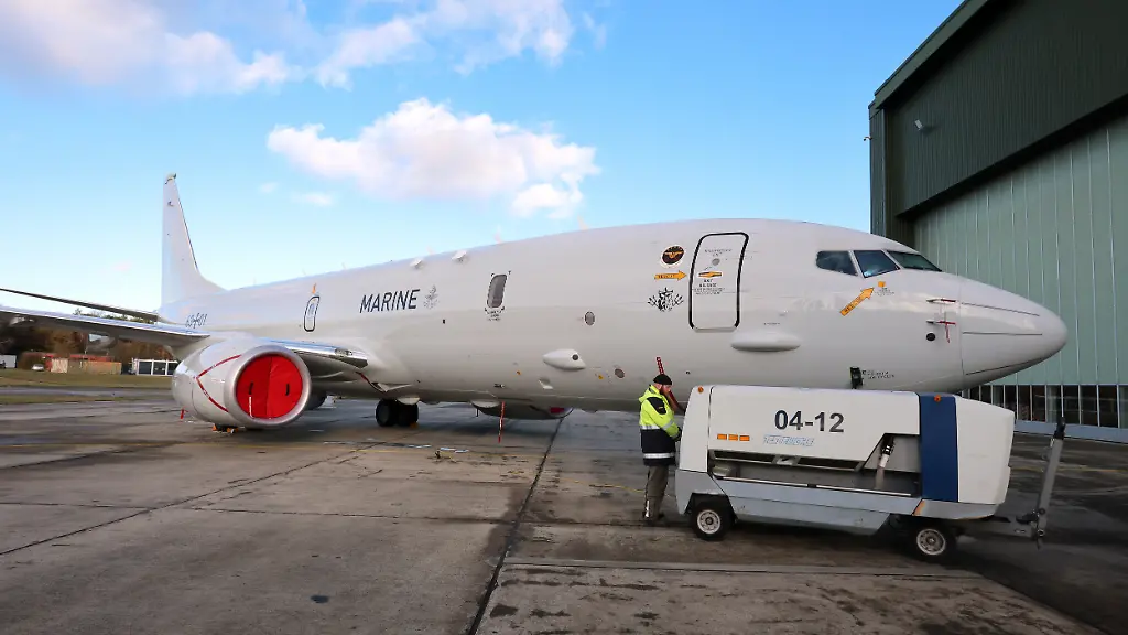 Das-neue-Aufklaerungsflugzeug-P-8A-Poseidon-steht-auf-dem-Flugplatz-Nordholz-vor-einer-Technik-Halle-Die-neuen-Aufklaerungsflugzeuge-der-Marine-vom-Typ-P-8A-Poseidon-werden-auf-dem-Fliegerhorst-Nordholz-bei-Cuxhaven-stationiert-Die-P-8A-ersetzt-ein-aelteres-Modell-mit-der-Bezeichnung-P-3C-Orion