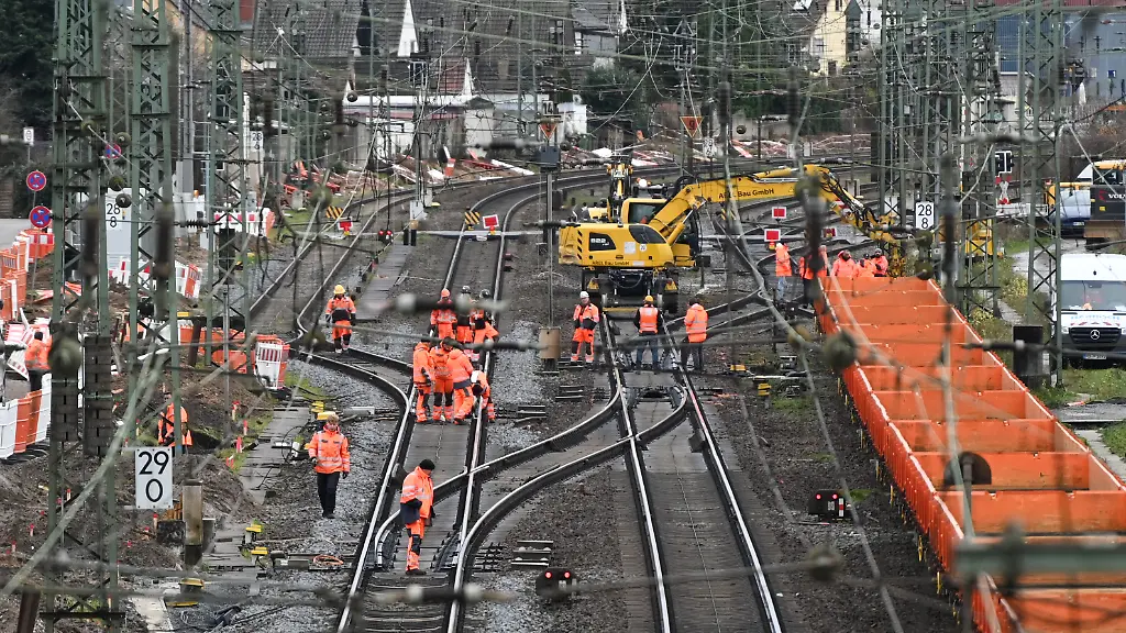 Bauarbeiten-finden-auf-dem-Gleiskoerper-der-Bahnstrecke-in-Biblis-statt