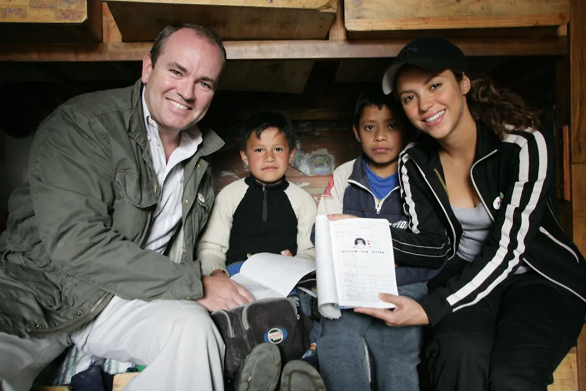 Popstar-Shakira-und-Spendenmarathon-Moderator-Wolfram-Kons-treffen-Schulkinder-in-einem-Armenviertel-Kolumbiens-Beim-RTL-Spendenmarathon-2006-wird-Geld-u-a-fuer-den-Bau-einer-Schule-in-ihrem-Heimatort-Baranquilla-gesammelt-Die-Verwendung-des-sendungsbezogenen-Materials-ist-nur-mit-dem-Hinweis-und-Verlinkung-auf-RTL-gestattet