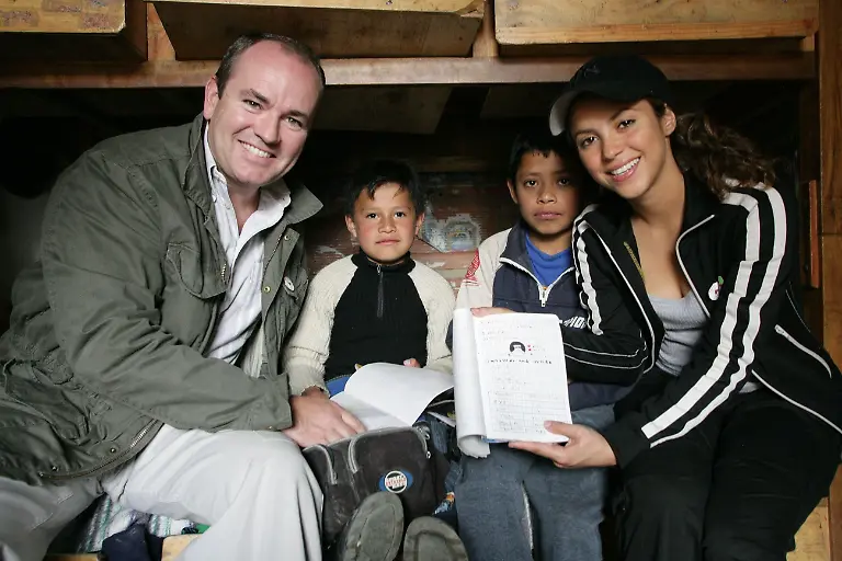 Popstar-Shakira-und-Spendenmarathon-Moderator-Wolfram-Kons-treffen-Schulkinder-in-einem-Armenviertel-Kolumbiens-Beim-RTL-Spendenmarathon-2006-wird-Geld-u-a-fuer-den-Bau-einer-Schule-in-ihrem-Heimatort-Baranquilla-gesammelt-Die-Verwendung-des-sendungsbezogenen-Materials-ist-nur-mit-dem-Hinweis-und-Verlinkung-auf-RTL-gestattet
