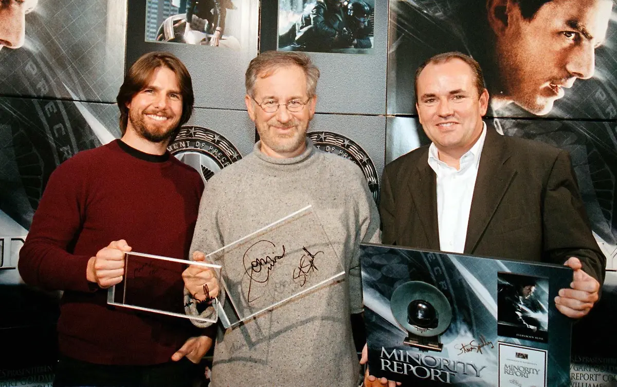 Stuendlich-kommt-ein-exklusives-Geschenk-eines-Prominenten-unter-den-Hammer-Tom-Cruise-li-und-Steven-Spielberg-uebergaben-Spendenmarathon-Moderator-Wolfram-Kons-re-Original-Requisiten-aus-dem-Film-Minority-Report-Die-Verwendung-des-sendungsbezogenen-Materials-ist-nur-mit-dem-Hinweis-und-Verlinkung-auf-RTL-gestattet